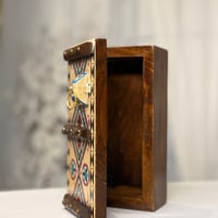 صندوق خشبي على طراز الأبواب النجدية