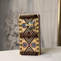 صندوق خشبي على طراز الأبواب النجدية
