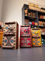 صندوق خشبي على طراز الأبواب النجدية