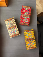 صندوق خشبي على طراز الأبواب النجدية