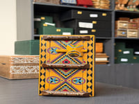 صندوق خشبي على طراز الأبواب النجدية