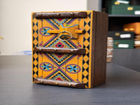 صندوق خشبي على طراز الأبواب النجدية