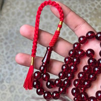 أحمر
