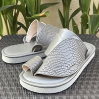 جلد ثعبان رمادي