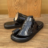 جلد تمساح اسود لامع