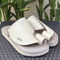 جلد نعام بيج