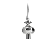 سارية ثابت بعلم المملكة فضي