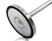 سارية ثابت بعلم المملكة فضي