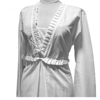 قميص رضاعة ابيض