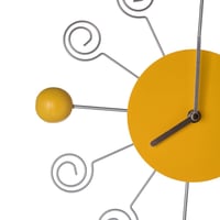 ساعة حائط معدن ديكور كرات اصفر 32 سم