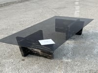 طاوله قواعد رخام ايطالي بسطح زجاجي