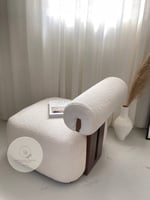 كرسي بتصميم عصري