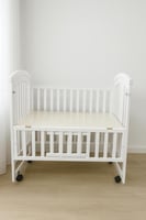 سرير أطفال خشبي أبيض / مهد مع ناموسية وعجلات - سري...