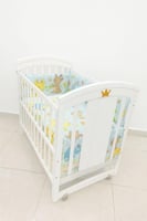 سرير أطفال خشبي أبيض / مهد مع ناموسية وعجلات - سري...