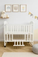 سرير أطفال خشبي أبيض / مهد مع ناموسية وعجلات - سري...