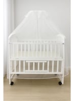 سرير أطفال خشبي أبيض / مهد مع ناموسية وعجلات - سري...