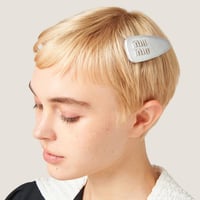 مشبك شعر من جلد لمّاع ميوميو - miumiu