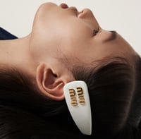 مشبك شعر من جلد لمّاع ميوميو - miumiu