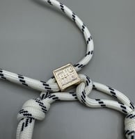 أساور ميوميو - سوار حبل بتعليقة شعار miumiu