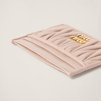 حاملة بطاقات من جلد النابا ماتلاسي - miumiu