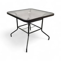 طاولة حديد على سطح قزاز ثلجي بفتحة مظلة