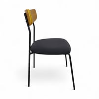 كرسي بلمسة خشبية جلسة جلد وقاعدة حديد