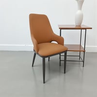 كرسي بجلد فاخر والوان مميزة بـ سعر منافس