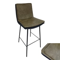 كرسي مرتفع بمقعد مصنوع من جلد بني لون