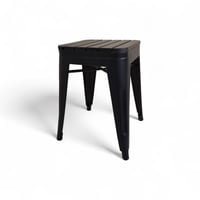 كرسي حديد صغير موديل – جلسة بديل خشب باللون الأسود