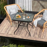 طاولة حديد على سطح قزاز ثلجي بفتحة مظلة