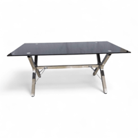 طاولة اجتماعات فاخرة بسطح قزاز وقاعدة حديد – من كو...