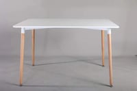 طاولة طعام خشبية مستطيل بتصميم أنيق وعصري