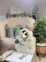 ديور مع سكارف مجاناً