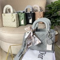 ديور مع سكارف مجاناً