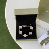 اساور فان كليف