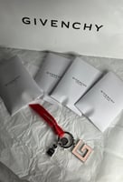 ميداليهGIVENCHY الاصليه