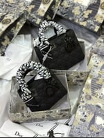 ديور مطفي مع سكارف هديه