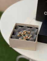 بروش شانيل - ضمان سنه - تغليف شانيل كاامل