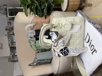 ديور مع سكارف مجاناً