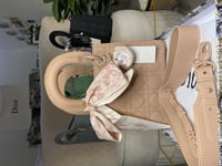 ديور مع سكارف مجاناً