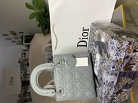 ديور مع سكارف مجاناً