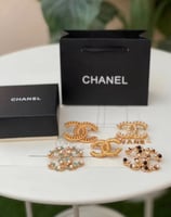 بروش شانيل - ضمان سنه - تغليف شانيل كاامل