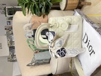 ديور مع سكارف مجاناً