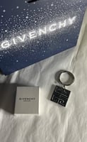 ميداليه givenchy اصليه
