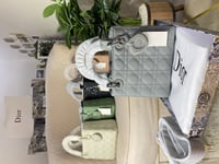 ديور مع سكارف مجاناً