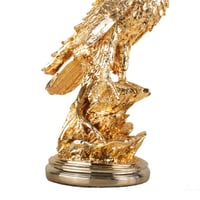 مجسم صقر واقف باللون الذهبي