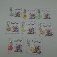 توزيعات ميدلية زهرة هاواي مع كرت الاهداء+هديه استي...