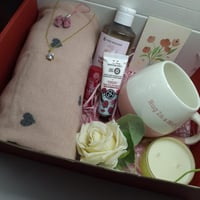 بكج الشتوي الوردي متميز تعليقه فيونكة +صندوق شحن ا...