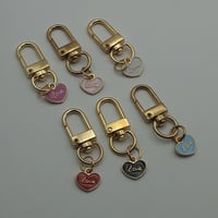 توزيعات عطر +ميدلية فراشه او قلب بشكل عشوائي+هدية...