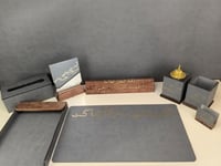 ستاند اسم خشبي مع كتابة حروف بارزة